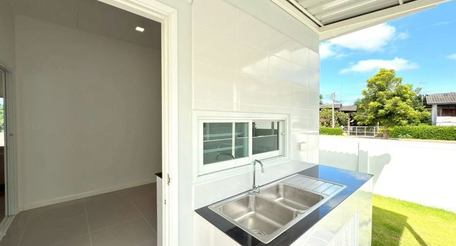 For sale 3 bedrooms house in Mueang Lamphun, Lamphun