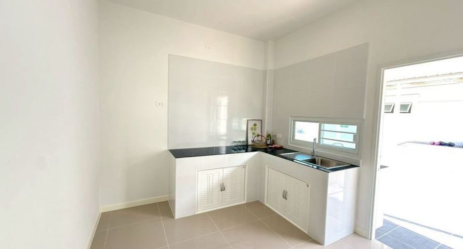 For sale 3 bedrooms house in Mueang Lamphun, Lamphun