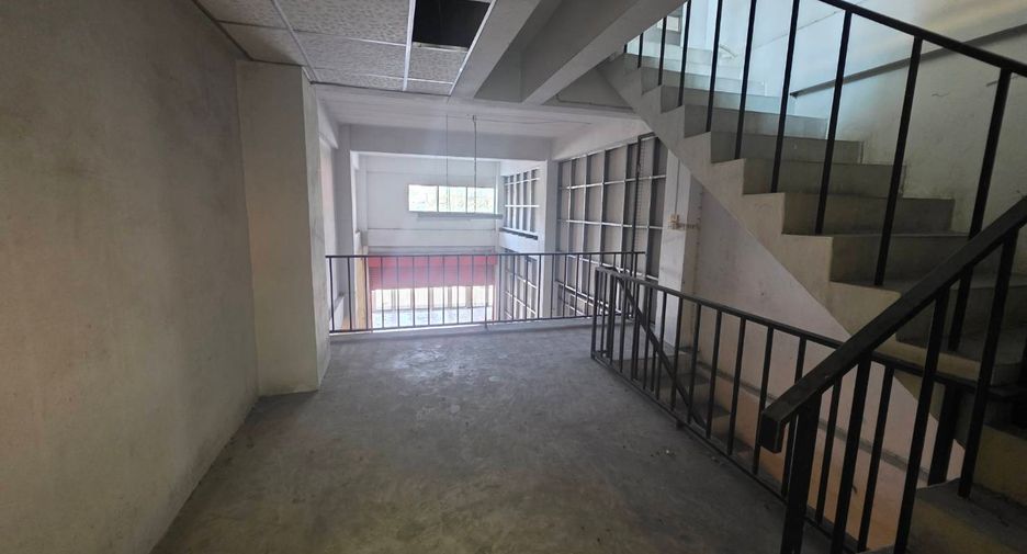 For sale 6 bedrooms retail Space in Sai Mai, Bangkok