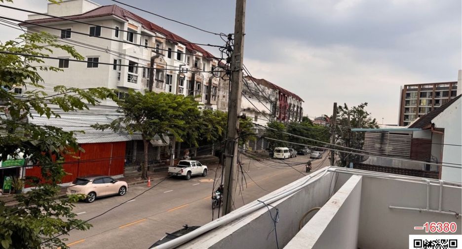 For rent 8 bedrooms retail Space in Khan Na Yao, Bangkok