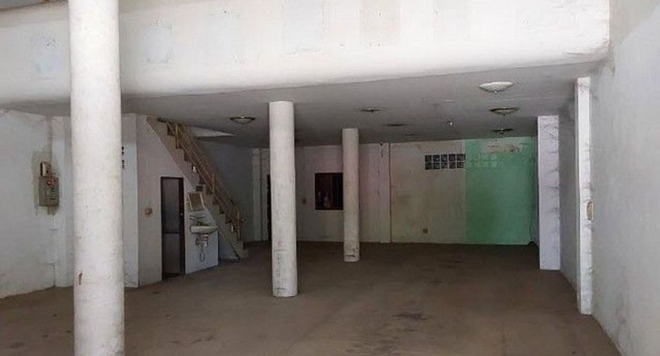 For sale 1 bed retail Space in Khlong Lan, Kamphaeng Phet