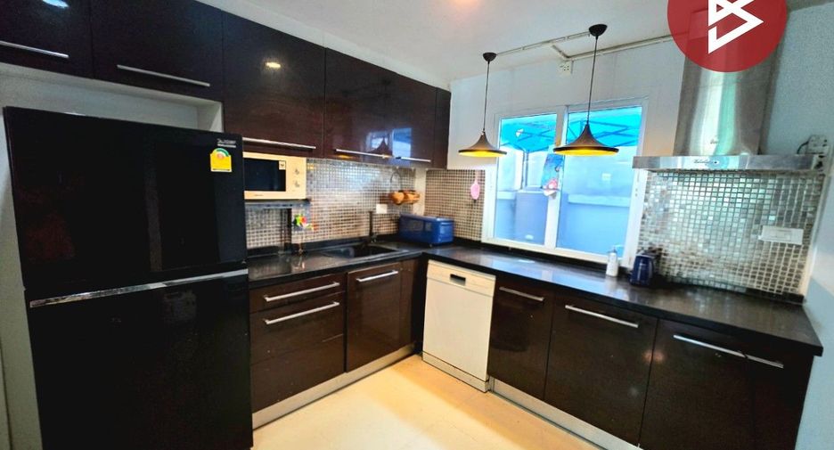 For sale 4 bedrooms townhouse in Mueang Nakhon Pathom, Nakhon Pathom