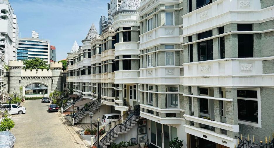 À louer 4 chambres maison à Watthana, Bangkok