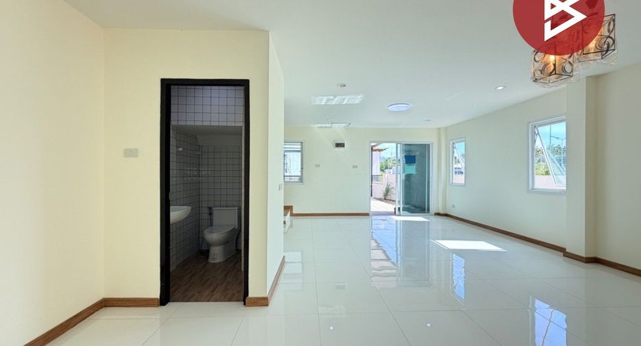 À vendre 3 chambres maison de ville à Mueang Chon Buri, Chonburi