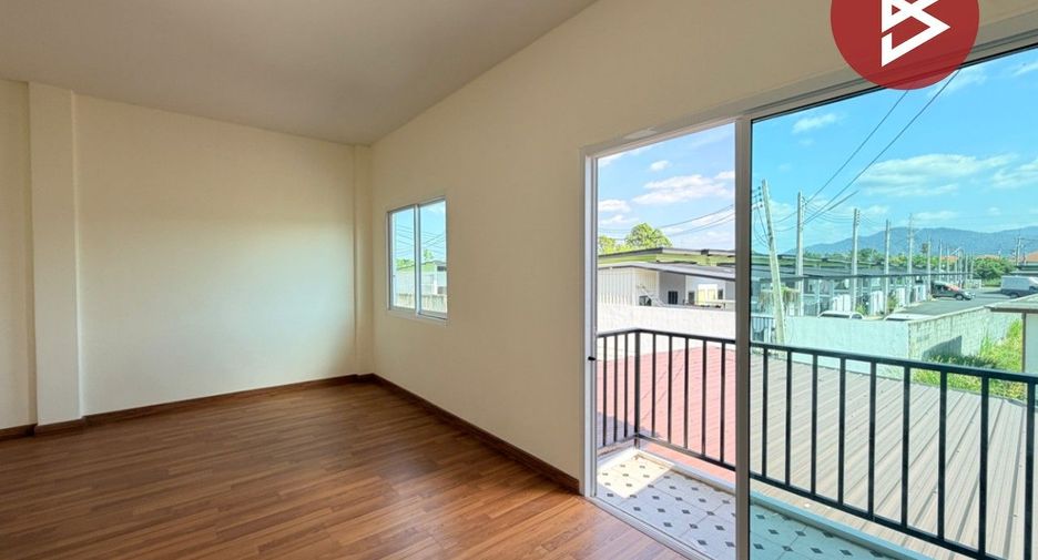 À vendre 3 chambres maison de ville à Mueang Chon Buri, Chonburi