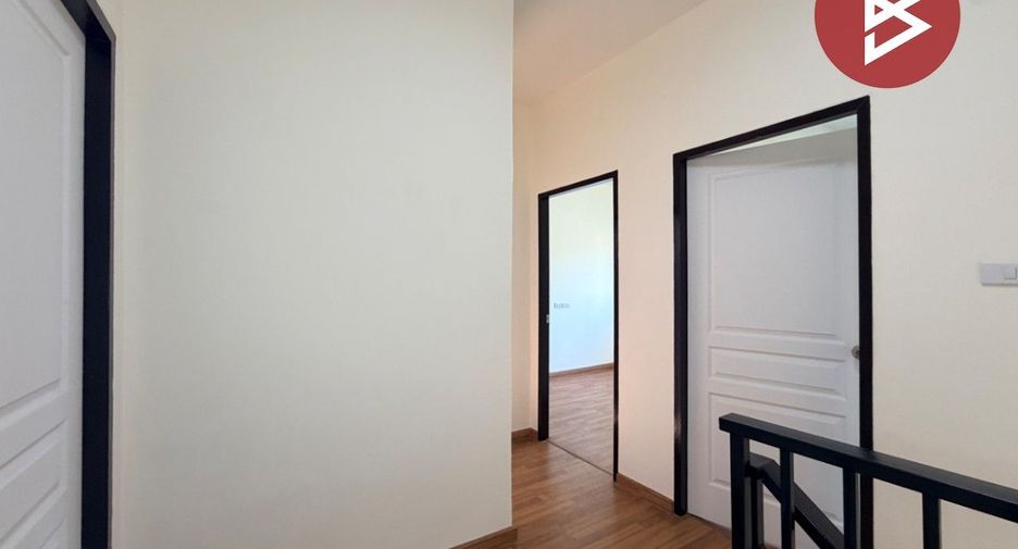 À vendre 3 chambres maison de ville à Mueang Chon Buri, Chonburi