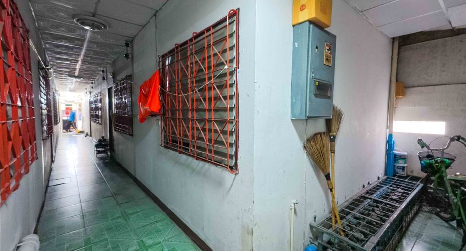 For sale 12 bedrooms retail Space in Lat Krabang, Bangkok