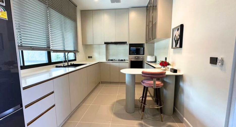 For rent 5 bedrooms house in Lat Krabang, Bangkok