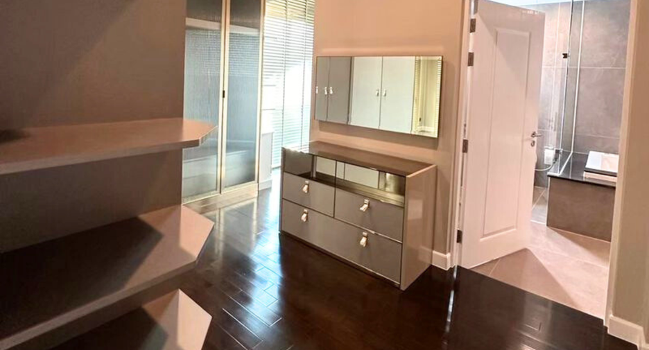 For rent 5 bedrooms house in Lat Krabang, Bangkok