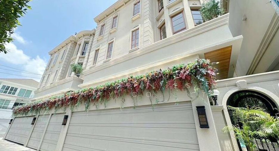 For sale 4 bedrooms house in Watthana, Bangkok