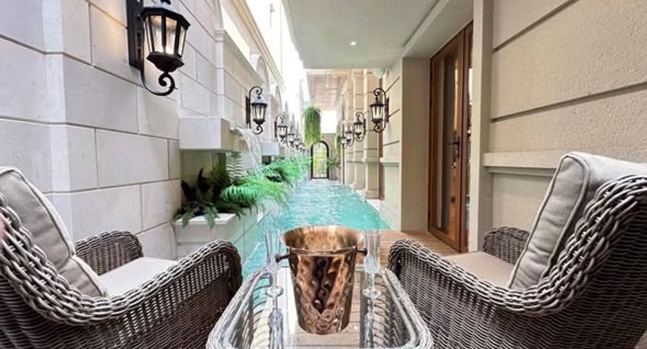 For sale 4 bedrooms house in Watthana, Bangkok