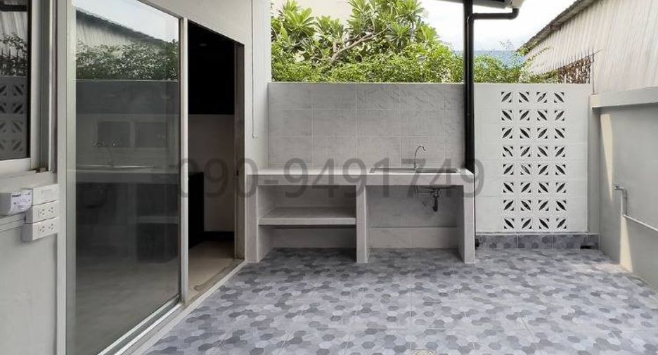 For rent 6 bedrooms townhouse in Lat Phrao, Bangkok