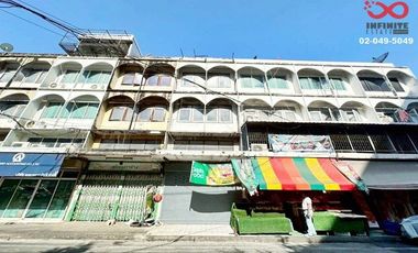 À louer et à vendre 3 chambres local commercial à Chatuchak, Bangkok