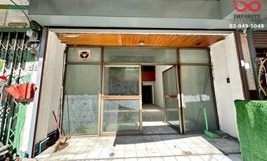 À louer et à vendre 3 chambres local commercial à Chatuchak, Bangkok