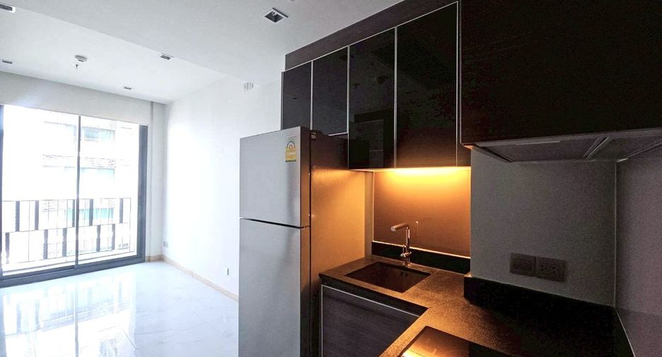 For sale 1 bed condo in Khlong Toei, Bangkok