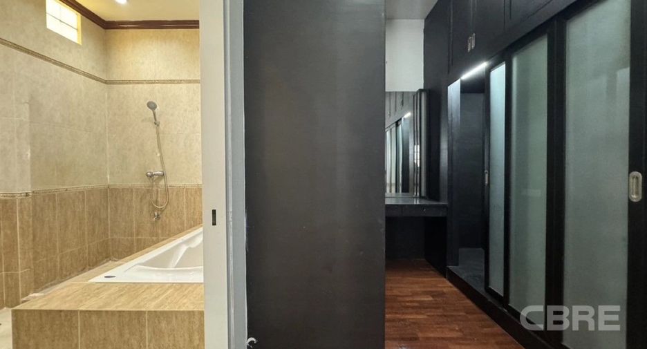 Casa adosada en venta de 2 habitaciones en Bang Rak, Bangkok