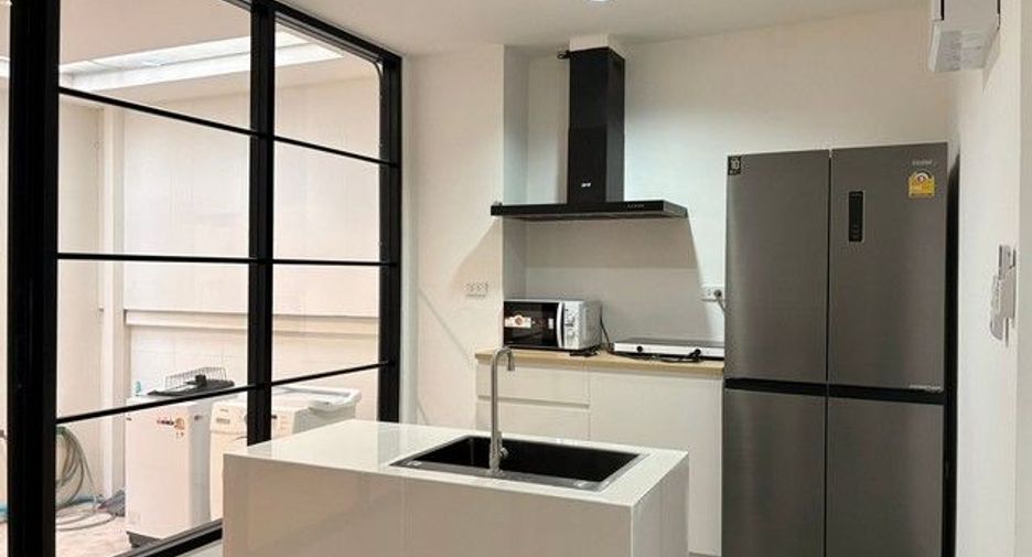 For rent 3 bedrooms office in Lat Phrao, Bangkok