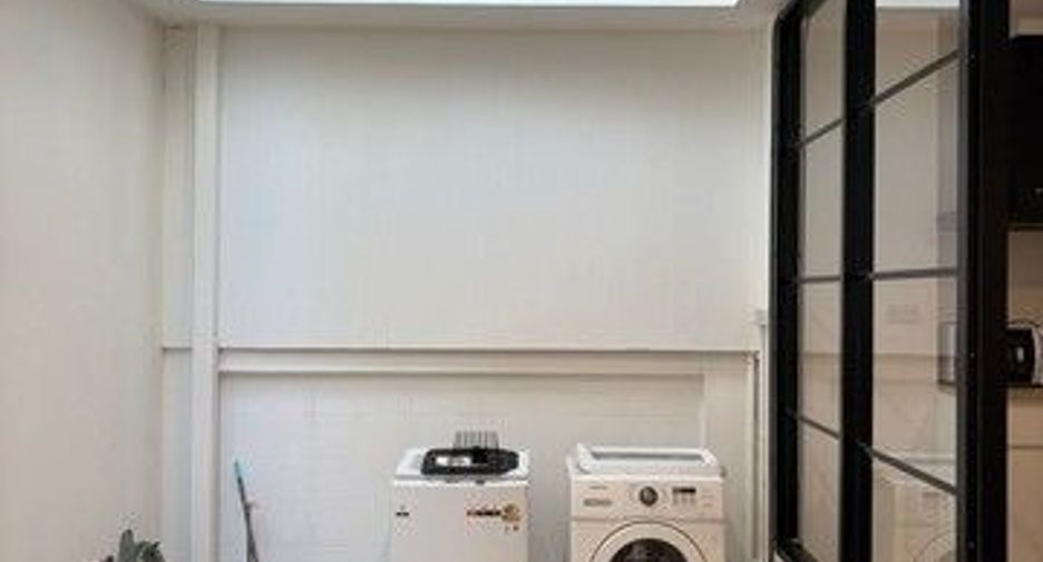 For rent 3 bedrooms office in Lat Phrao, Bangkok