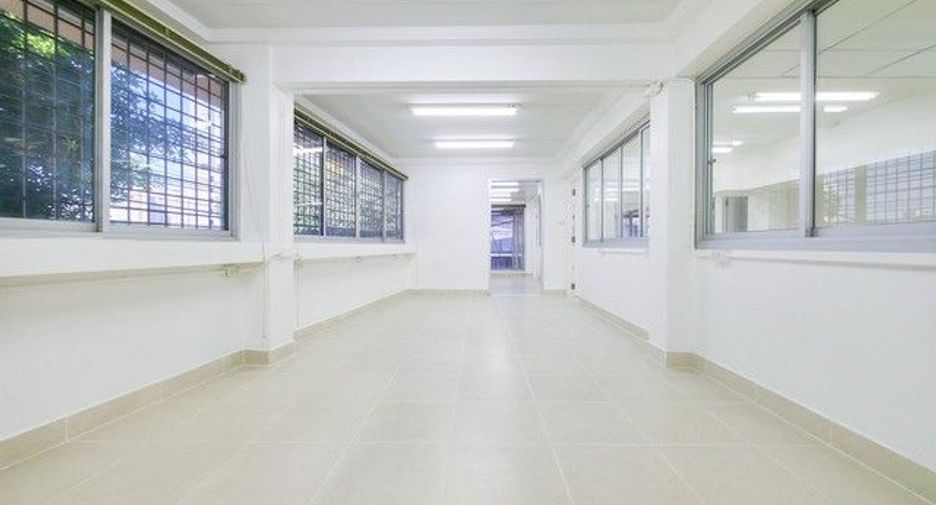 For rent 1 bed office in Khlong Toei, Bangkok