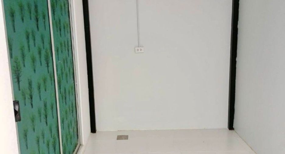 For sale 4 bedrooms townhouse in Bang Pakong, Chachoengsao