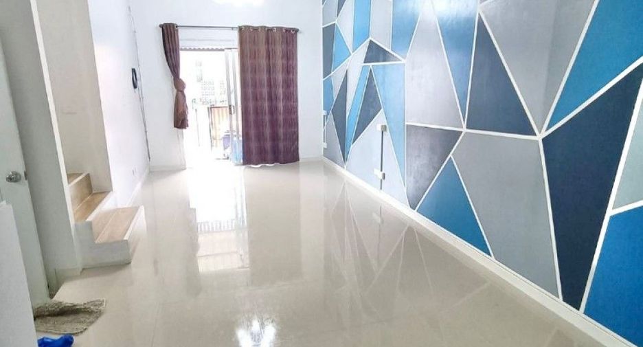 For sale 4 bedrooms townhouse in Bang Pakong, Chachoengsao