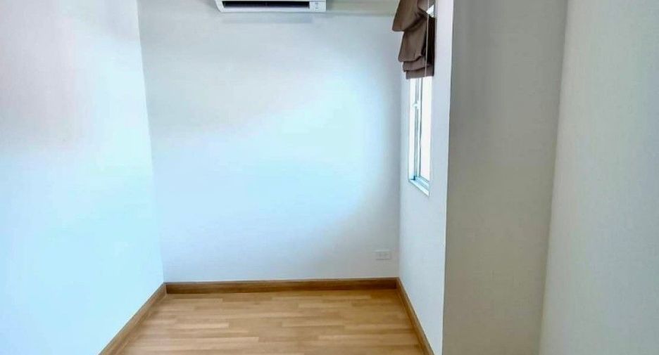 For sale 4 bedrooms townhouse in Bang Pakong, Chachoengsao