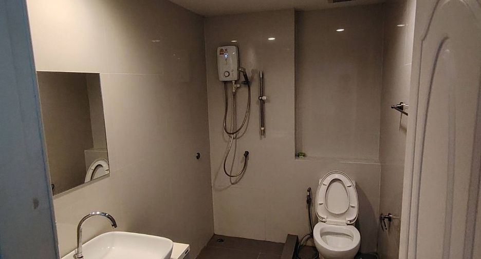 For rent 3 bedrooms townhouse in Suan Luang, Bangkok