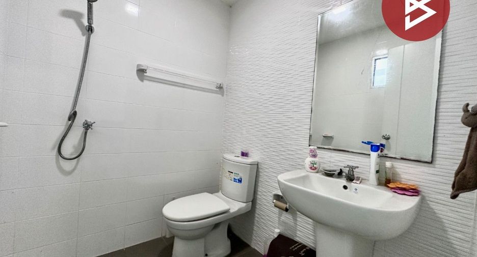 À vendre 3 chambres maison de ville à Mueang Chon Buri, Chonburi