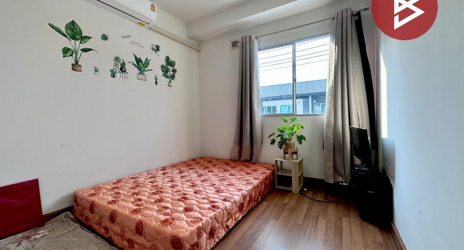 À vendre 3 chambres maison de ville à Mueang Chon Buri, Chonburi