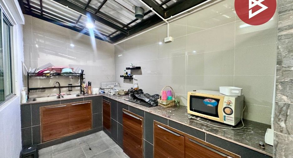 À vendre 3 chambres maison de ville à Mueang Chon Buri, Chonburi