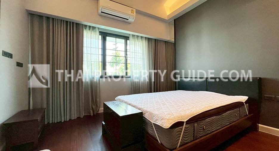 For rent 4 bedrooms townhouse in Watthana, Bangkok