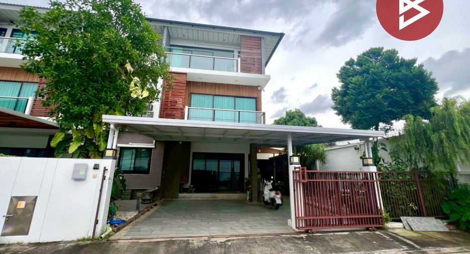 For sale 4 bedrooms house in Bang Kapi, Bangkok