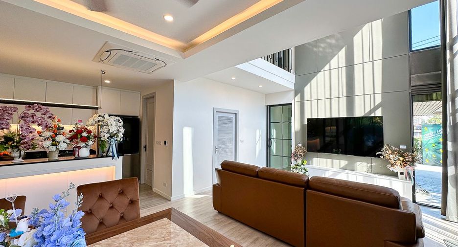For sale 4 bedrooms house in Mueang Chiang Mai, Chiang Mai