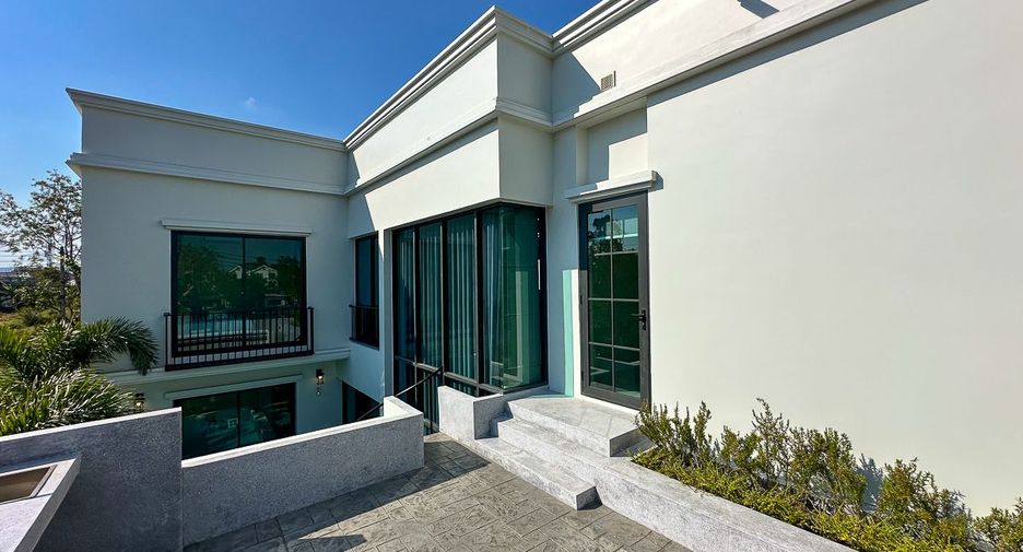 For sale 4 bedrooms house in Mueang Chiang Mai, Chiang Mai
