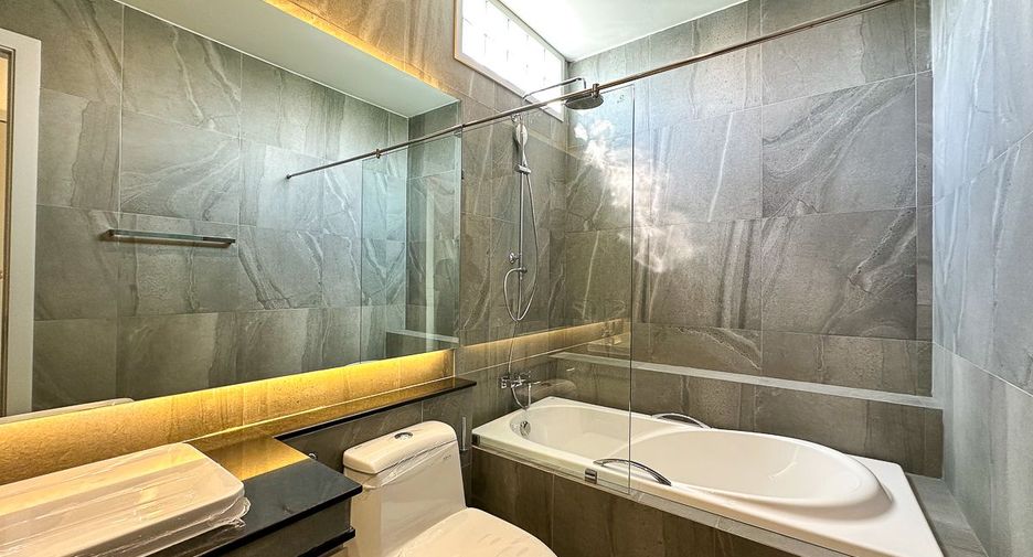 For sale 4 bedrooms house in Mueang Chiang Mai, Chiang Mai