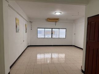 Аренда 5 спальни торговое помещение в Кхлонг Тоеи, Бангкок