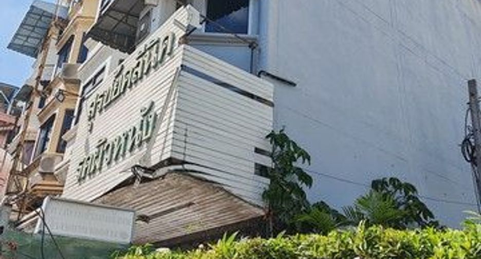 For rent 2 bedrooms retail Space in Bang Phlat, Bangkok
