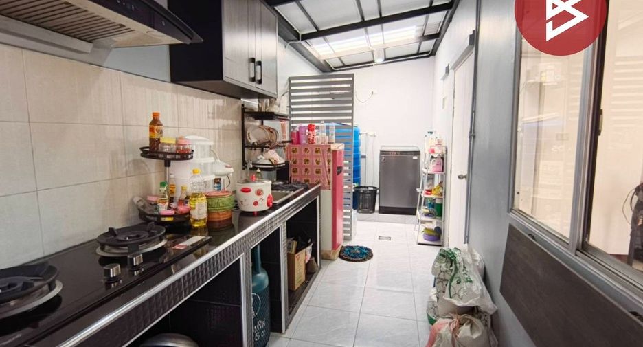 For sale 3 bedrooms townhouse in Mueang Samut Prakan, Samut Prakan