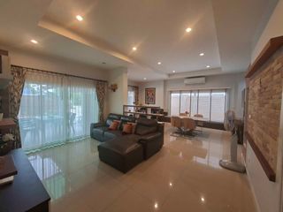 Casa en alquiler de 3 habitaciones en Bang Lamung, Chonburi
