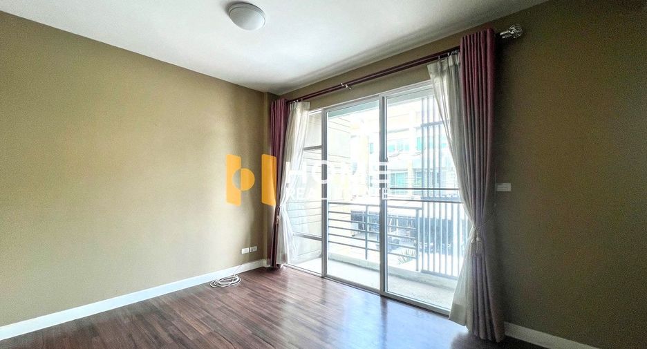 For sale 3 bedrooms townhouse in Bang Kapi, Bangkok