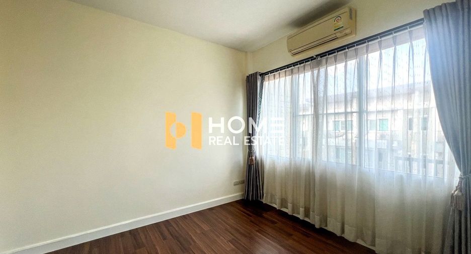 For sale 3 bedrooms townhouse in Bang Kapi, Bangkok