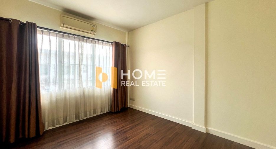 For sale 3 bedrooms townhouse in Bang Kapi, Bangkok