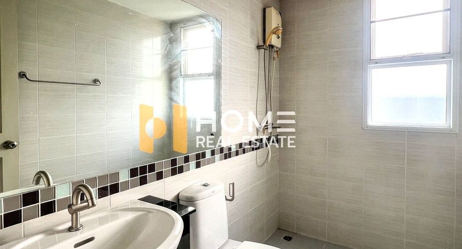 For sale 3 bedrooms townhouse in Bang Kapi, Bangkok