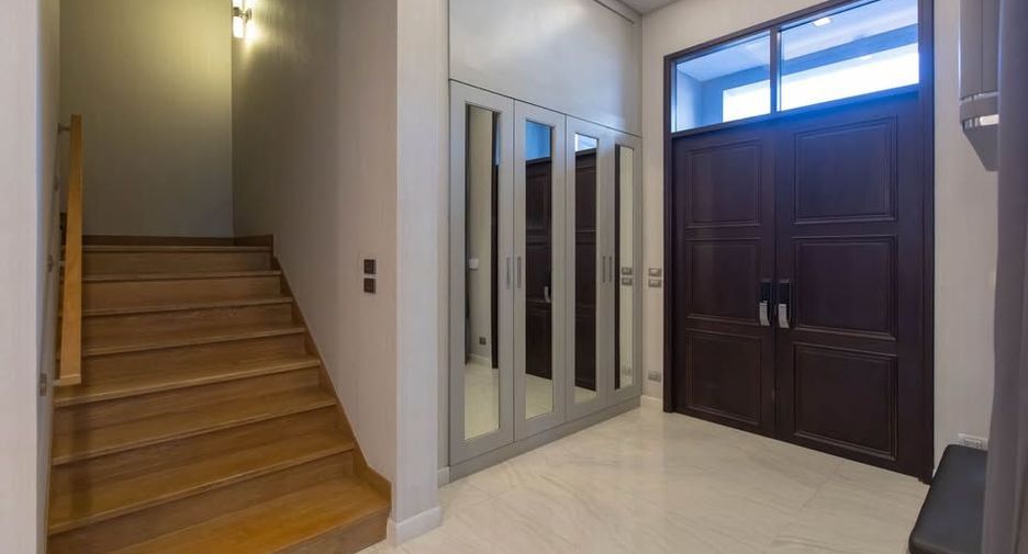 For rent 4 bedrooms house in Lat Phrao, Bangkok