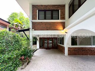 For rent 4 bedrooms house in Huai Khwang, Bangkok