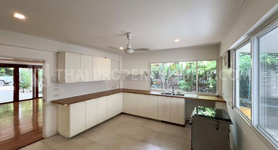Haus zur Miete mit 4 Zimmer in Huai Khwang, Bangkok