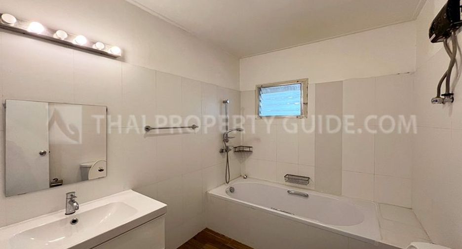 Haus zur Miete mit 4 Zimmer in Huai Khwang, Bangkok