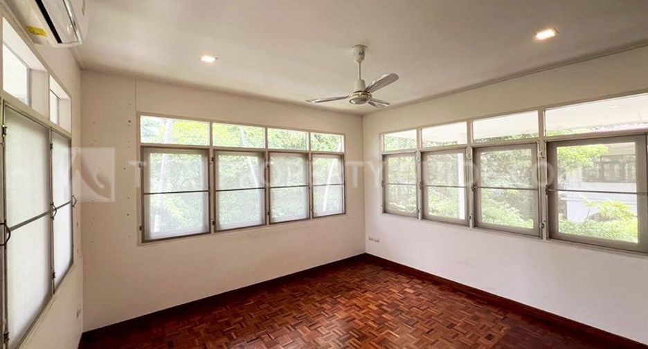 Haus zur Miete mit 4 Zimmer in Huai Khwang, Bangkok