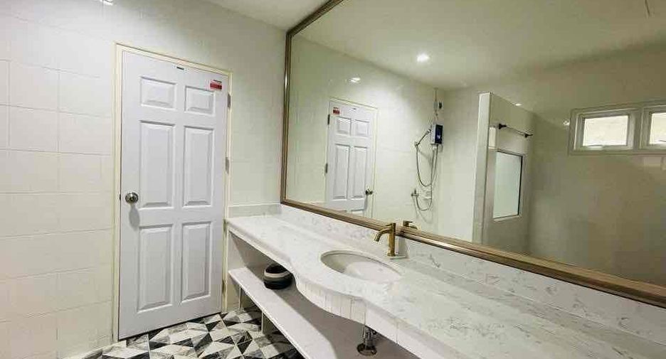 For rent and for sale 4 bedrooms villa in Bang Lamung, Chonburi
