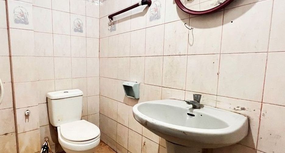 For sale 4 bedrooms townhouse in Din Daeng, Bangkok
